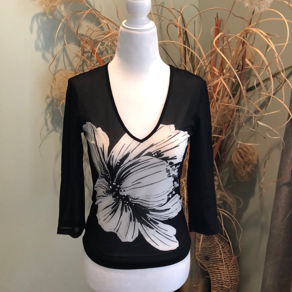 Express Mesh Flower Print 3/4 Sleeve Vneck Top